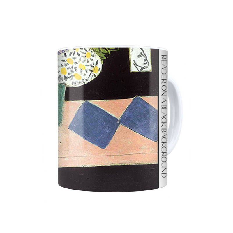 ماگ ترمه طراحان ایده مدل کتابخوان جلوی پس زمینه تیره از ماتیس کد art0645