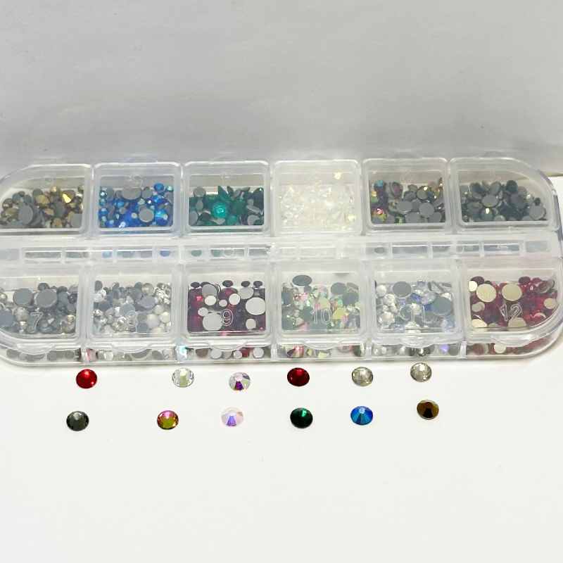 دیزاین ناخن 12 تایی نگینی