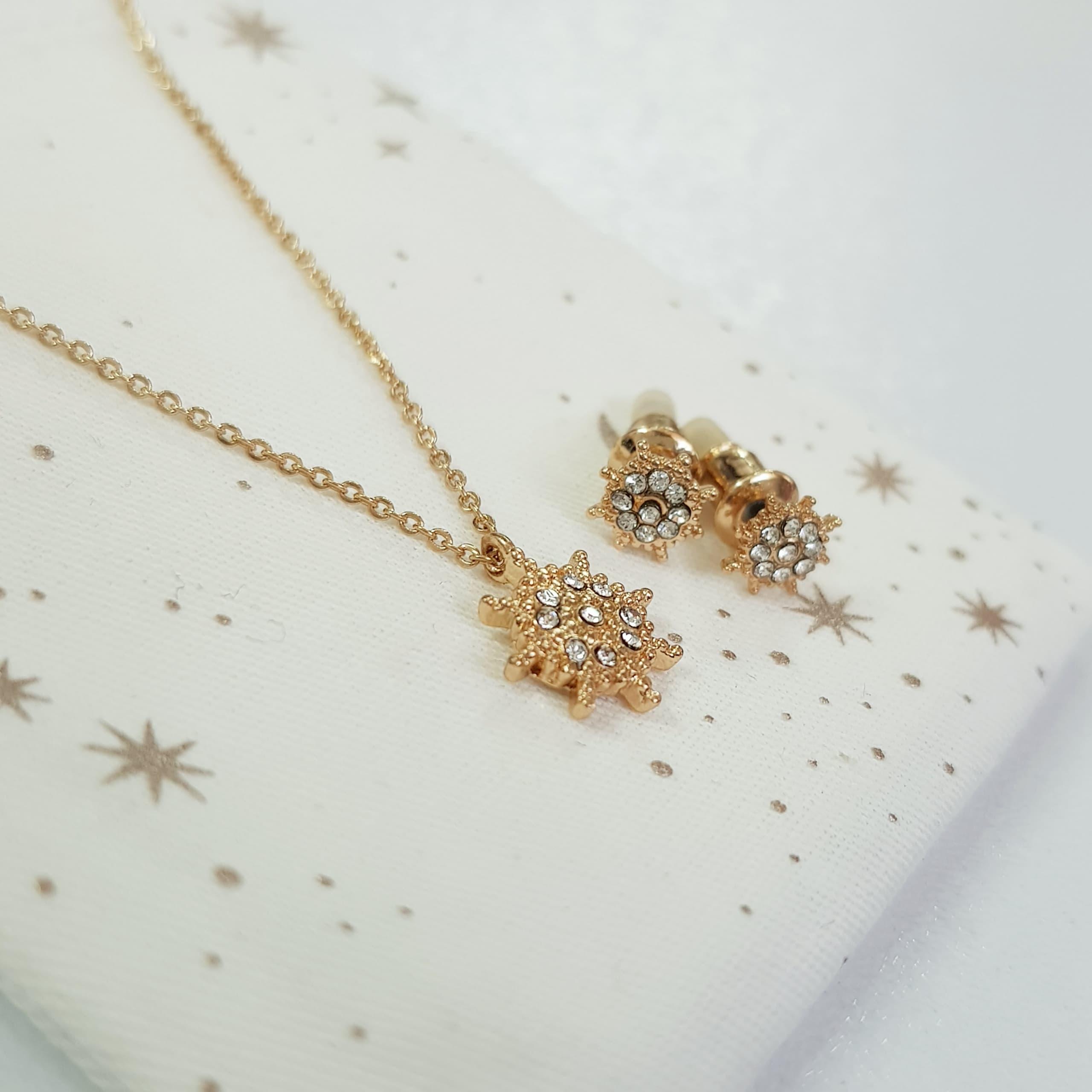 نیم ست طلایی گوشواره و گردنبند نگیندار ، فوق العاده زیبا و ظریف