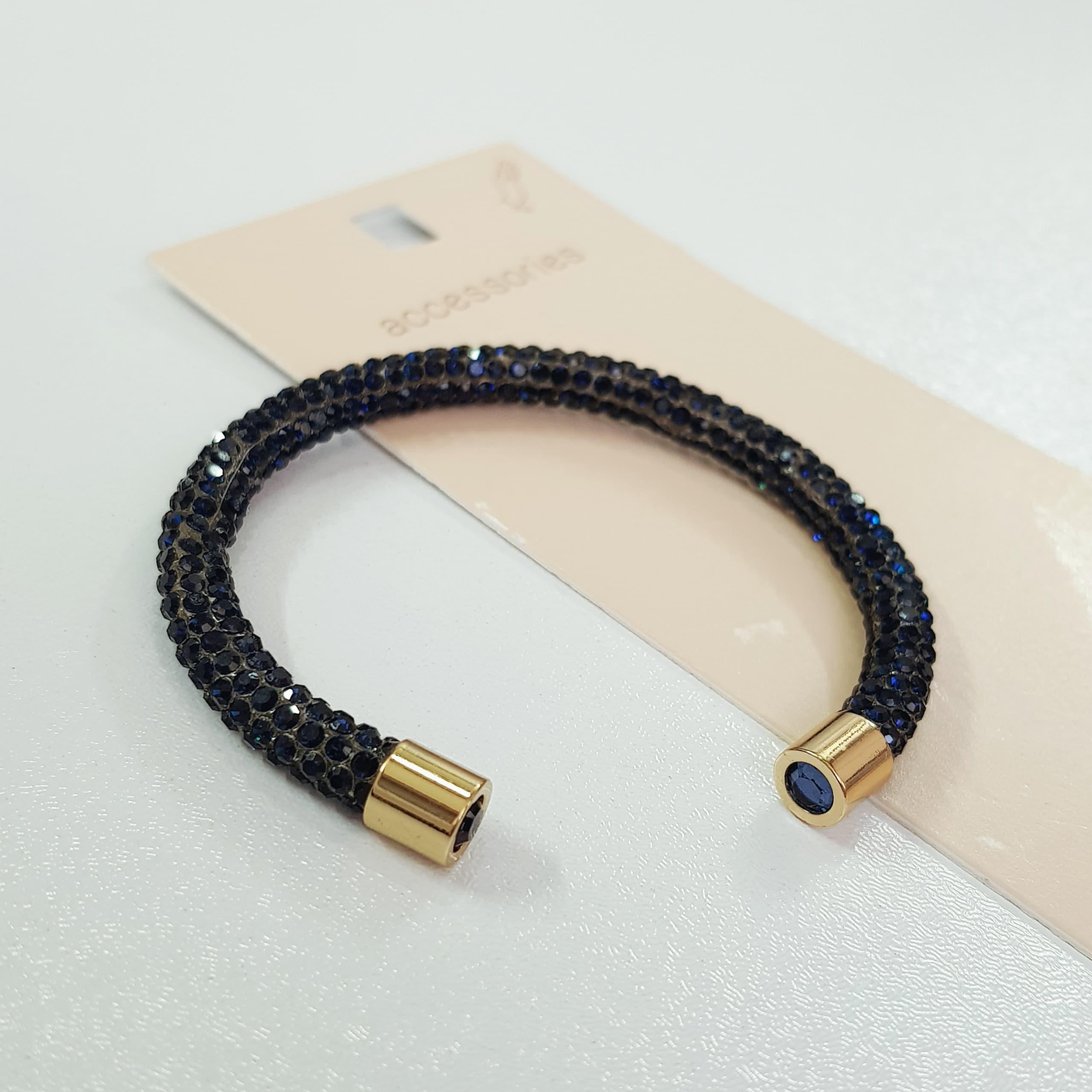 دستبند بنگل فنری فول نگین سرمه ای ، فری سایز ، کار زیبا و ترند