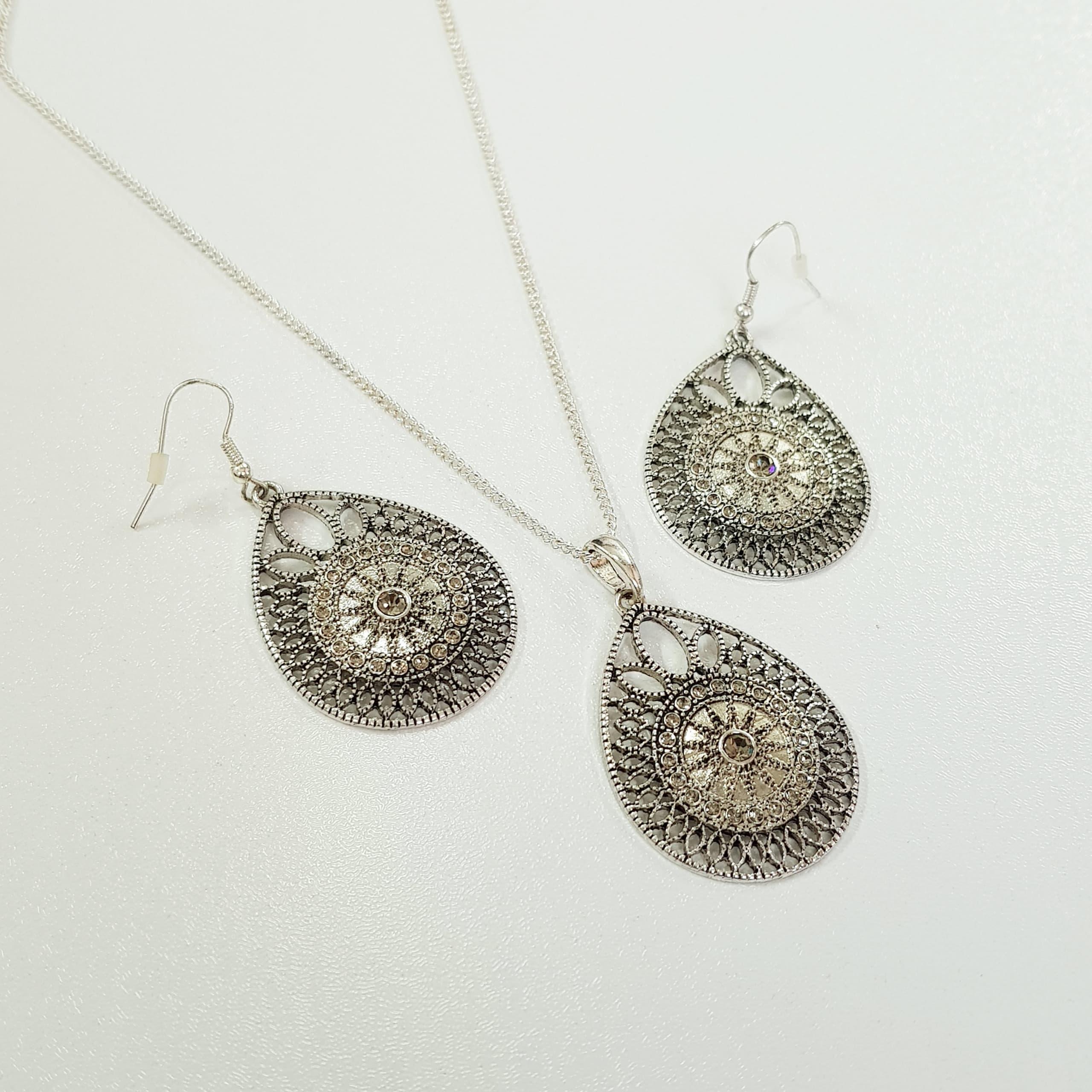 نیم ست گوشواره و گردنبند رولباسی سیاه قلم نگین دار برند iam